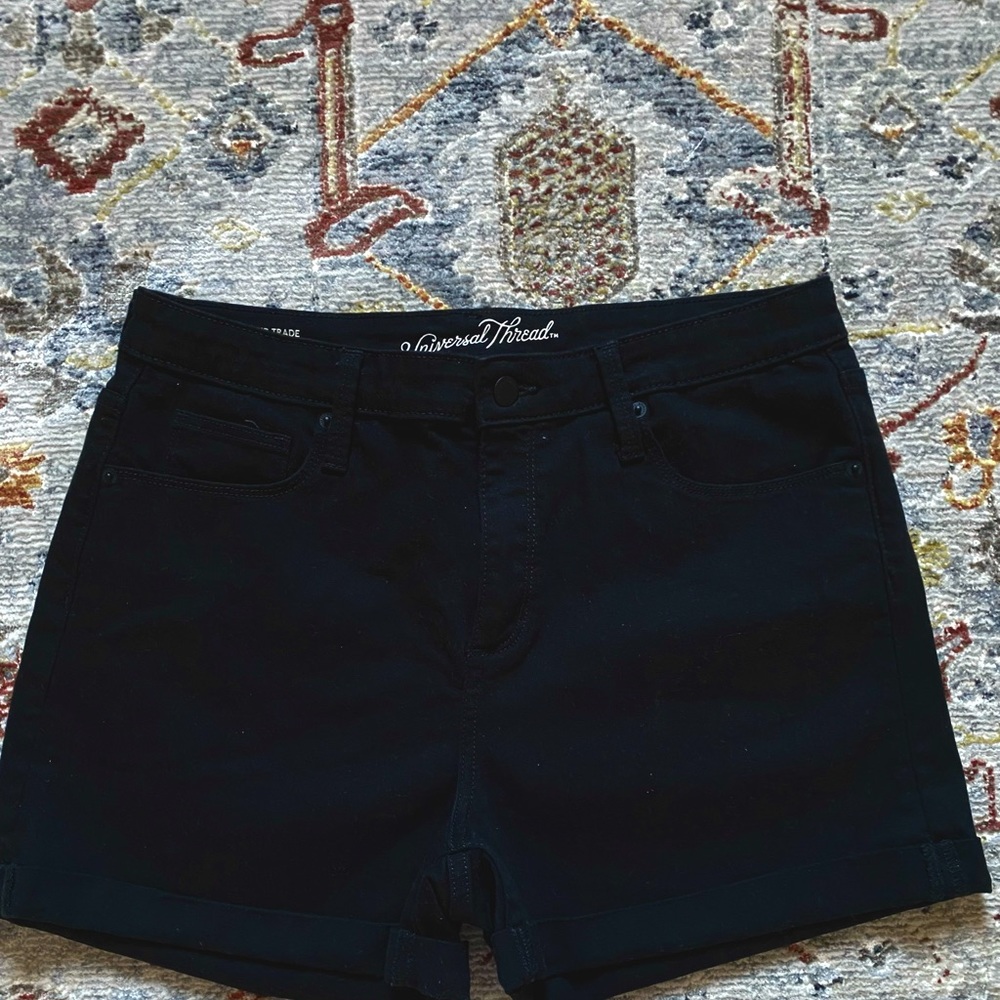 UniversalThread Women’s High-Rise Midi Short.
